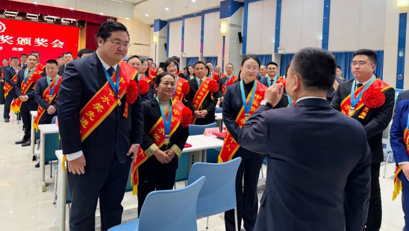 李国英亲切会见中国节水奖获奖代表，王浩宇作互换讲话